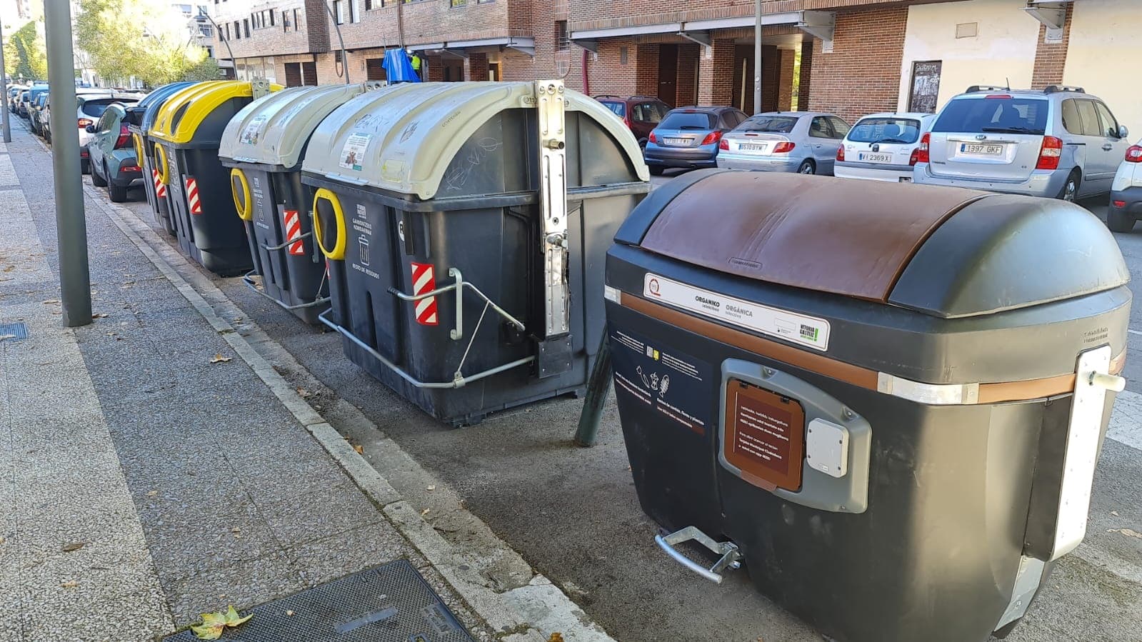 Contenedor marrón de orgánica selectiva junto al resto de fracciones en una calle de Vitoria-Gasteiz