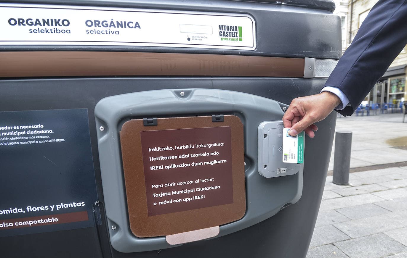Ciudadano acercando la Tarjeta Municipal Ciudadana al lector del contenedor de orgánica de Vitoria-Gasteiz