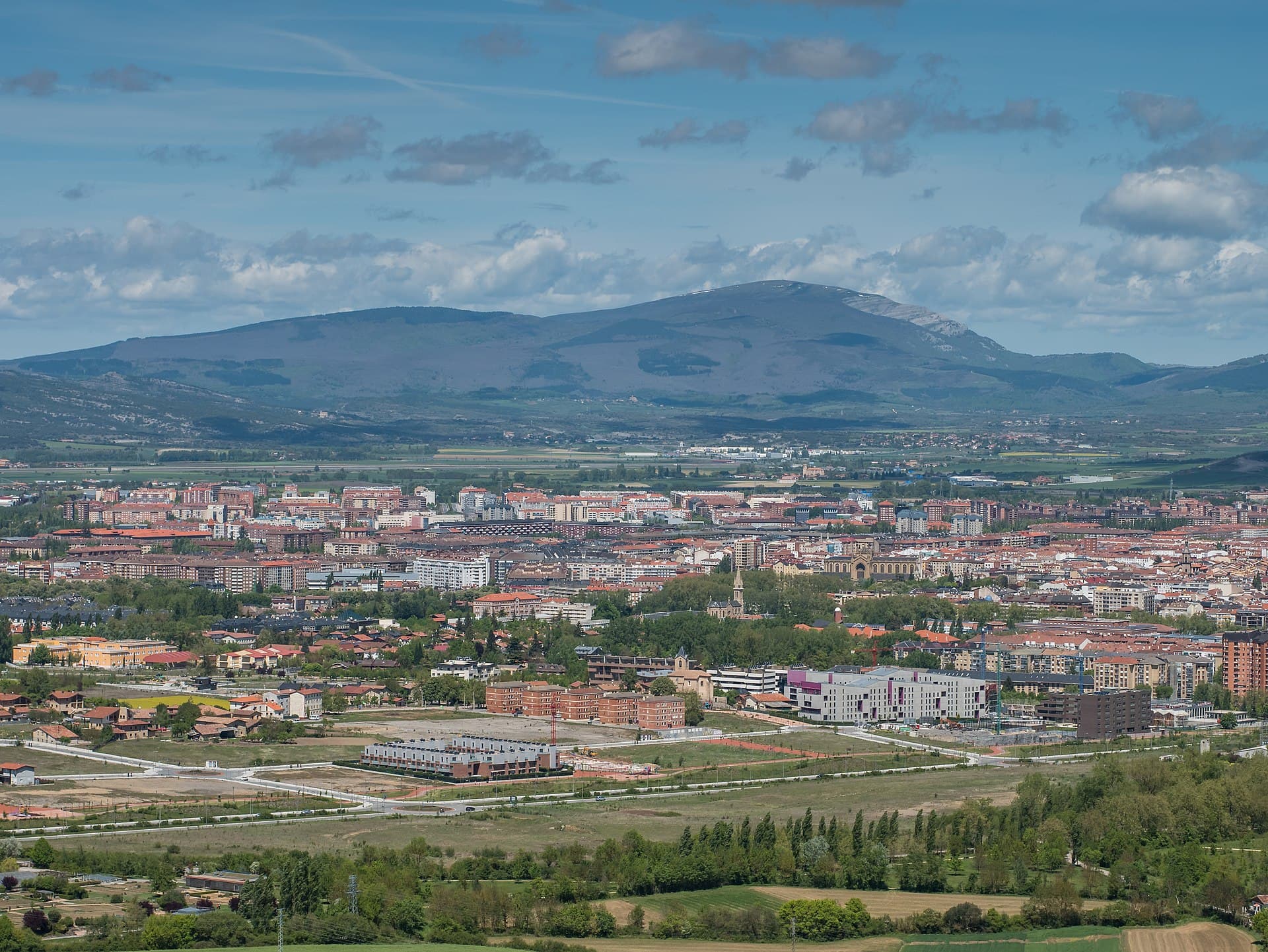 Vitoria-Gasteiz vista desde el sur: la ciudad rodeada por los campos y montes de su Anillo Verde